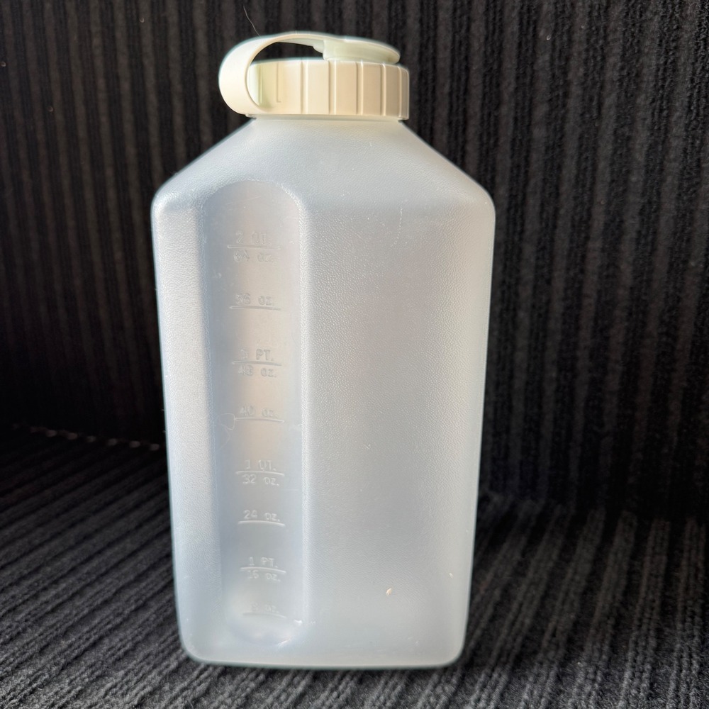 Rubbermaid Servin Saver 2 Quart Plastic Water Bottle Pitcher 2468 White Lid - Picture 1 of 8